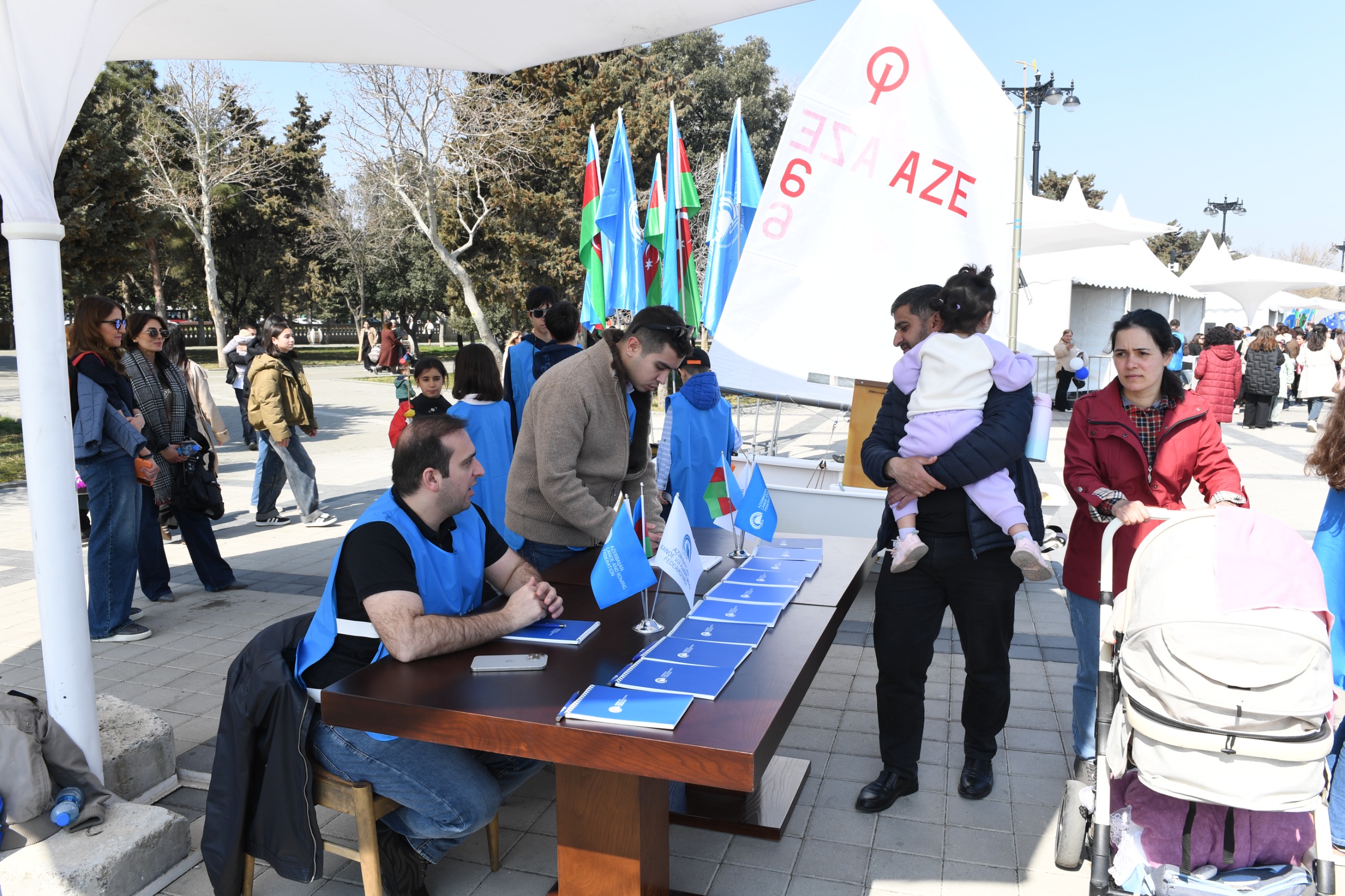 Bakıda Xəzərin suları avarçəkmə və yelkənli qayıqlarla bəzəndi (FOTO)